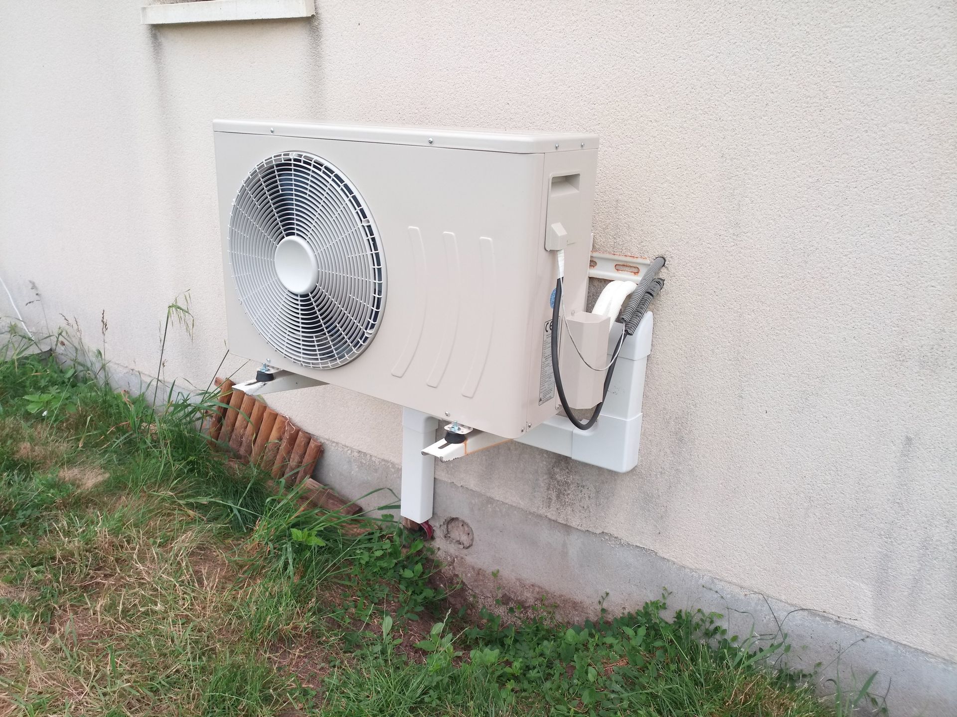 Unité extérieure à Saint-Jean d'Angle Unité extérieure à Saint-Jean d'Angle